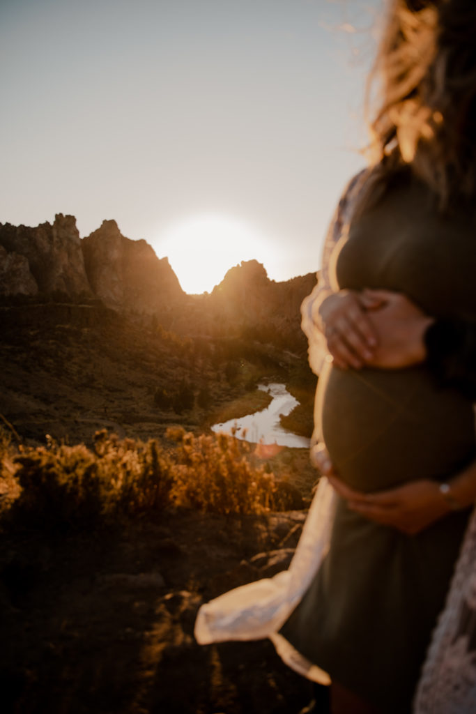 dreamy maternity session at smith rocks state park