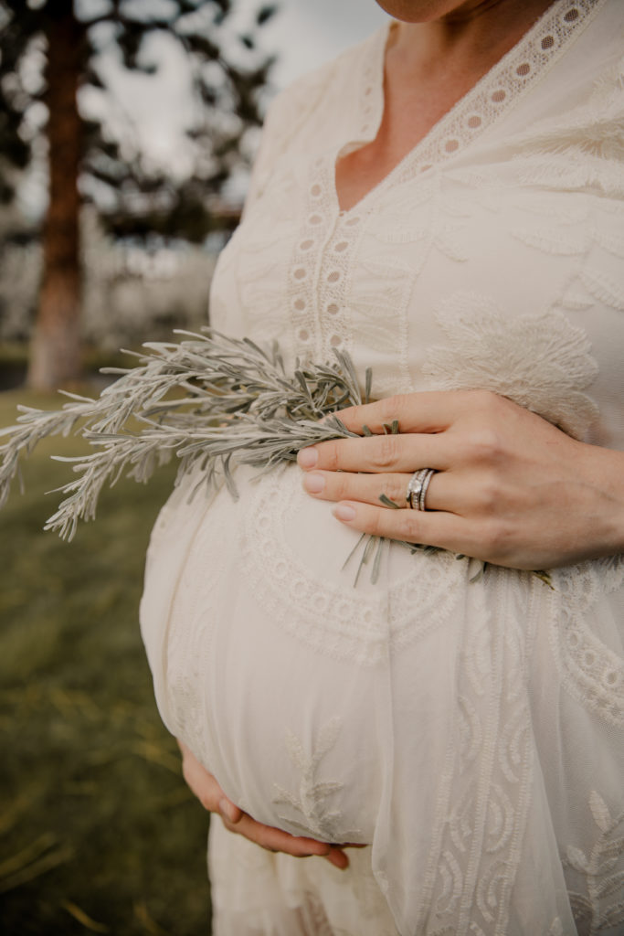 dreamy maternity session at brasada ranch oregon